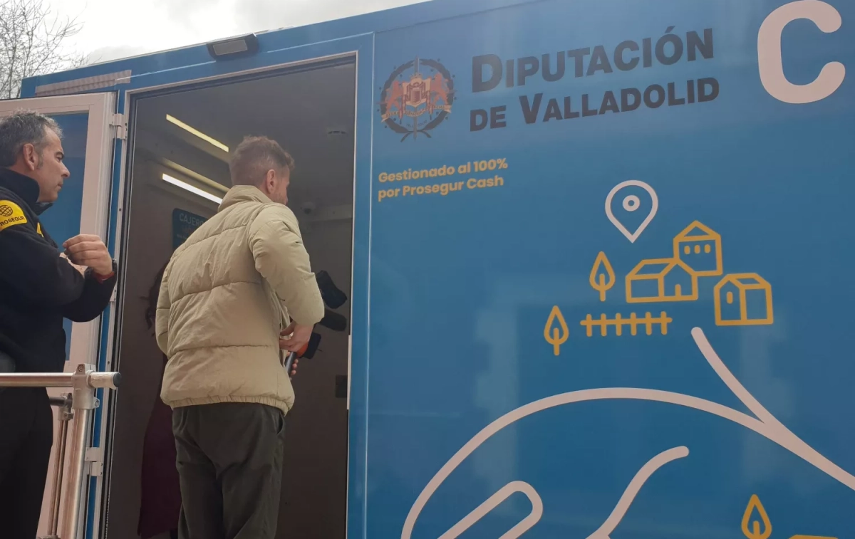 Cajero móvil de la Diputación de Valladolid / EUROPA PRESS