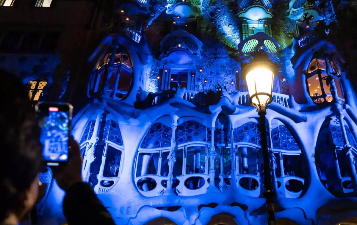 La Casa Batlló iluminada / GALA ESPÍN - CONSUMIDOR GLOBAL