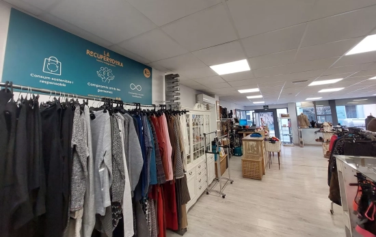 Prendas de segunda mano en la tienda de La Recuperadora en el barrio de Sants / CEDIDA Prendas de segunda mano en la tienda de La Recuperadora en el barrio de Sants / CEDIDA