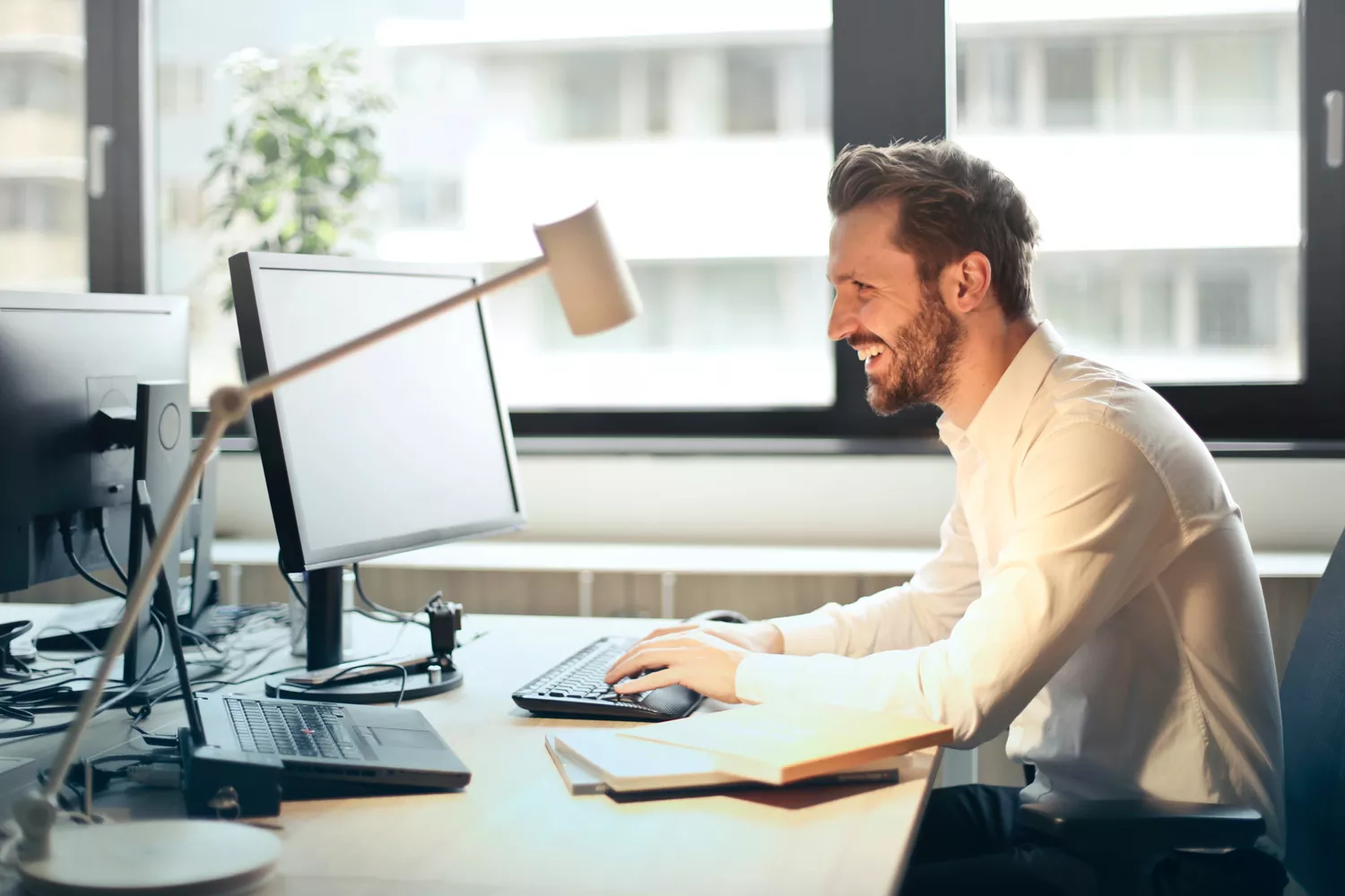 Un trabajador de una empresa que intenta mejorar su productividad / PEXELS Un trabajador de una empresa que intenta mejorar su productividad / PEXELS
