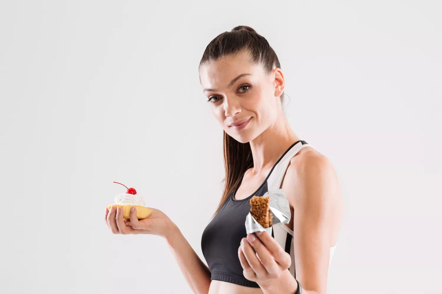 Una chica con un snack de proteína similar al que vende Mercadona / FREEPIK - @drobotdean Una chica con un snack de proteína similar al que vende Mercadona / FREEPIK - @drobotdean