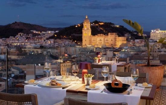 El hotel H10 Croma de Málaga con una mesa servida para cenar / TRIPADVISOR El hotel H10 Croma de Málaga con una mesa servida para cenar / TRIPADVISOR
