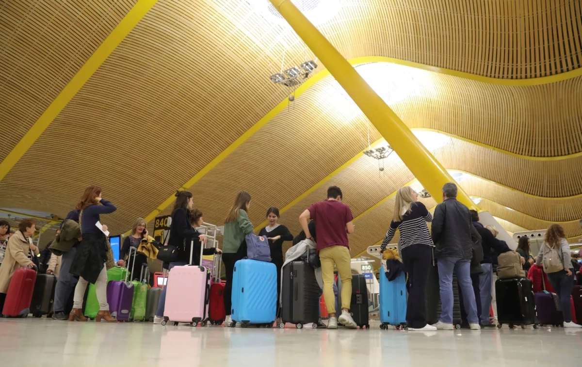Varios pasajeros con sus maletas en un aeropuerto / Juanjo Martín - EFE
