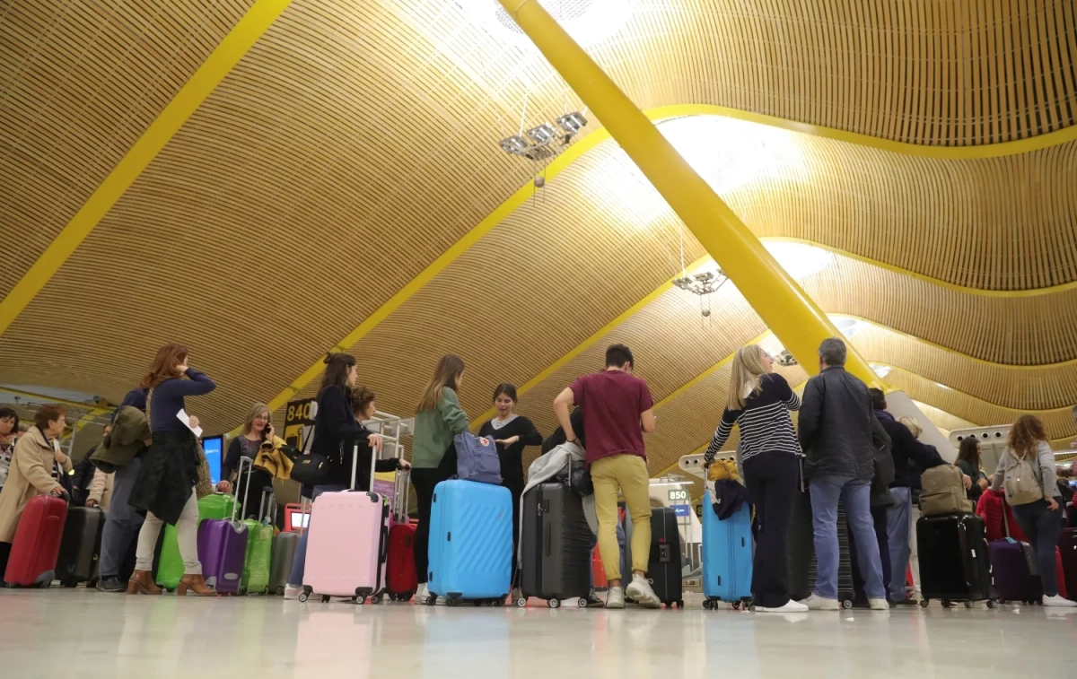Varios pasajeros con sus maletas en un aeropuerto / Juanjo Martín - EFE Varios pasajeros con sus maletas en un aeropuerto / Juanjo Martín - EFE