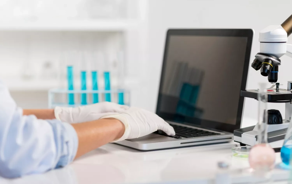 Una doctora consulta el historial médico de un paciente / FREEPIK Una doctora consulta el historial médico de un paciente / FREEPIK