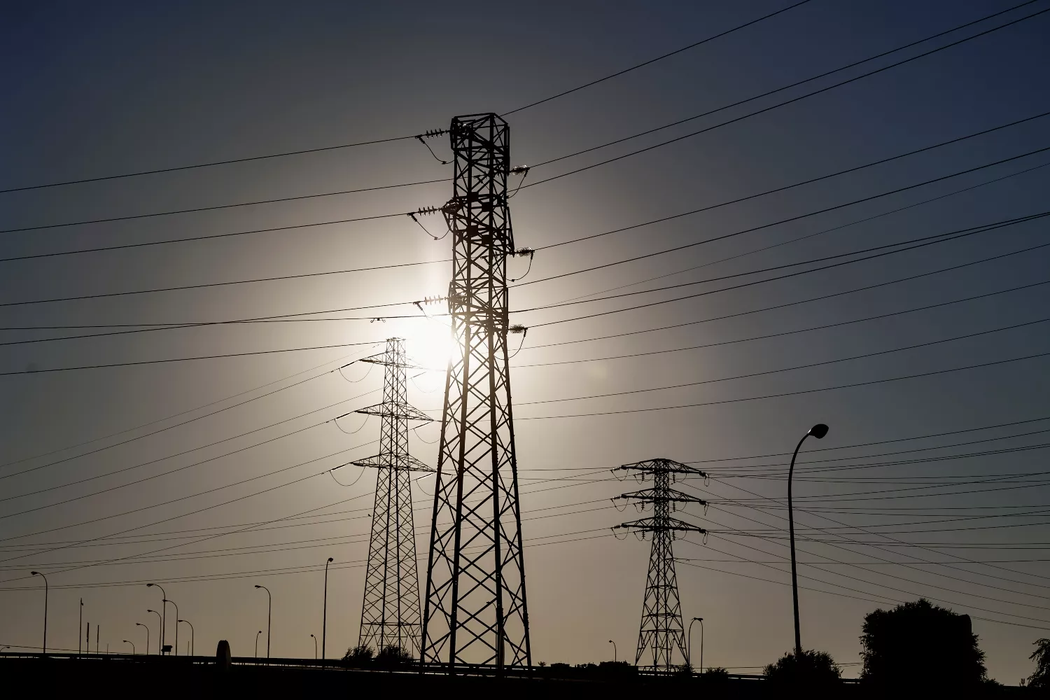 Tendido eléctrico que transporta la luz / EP