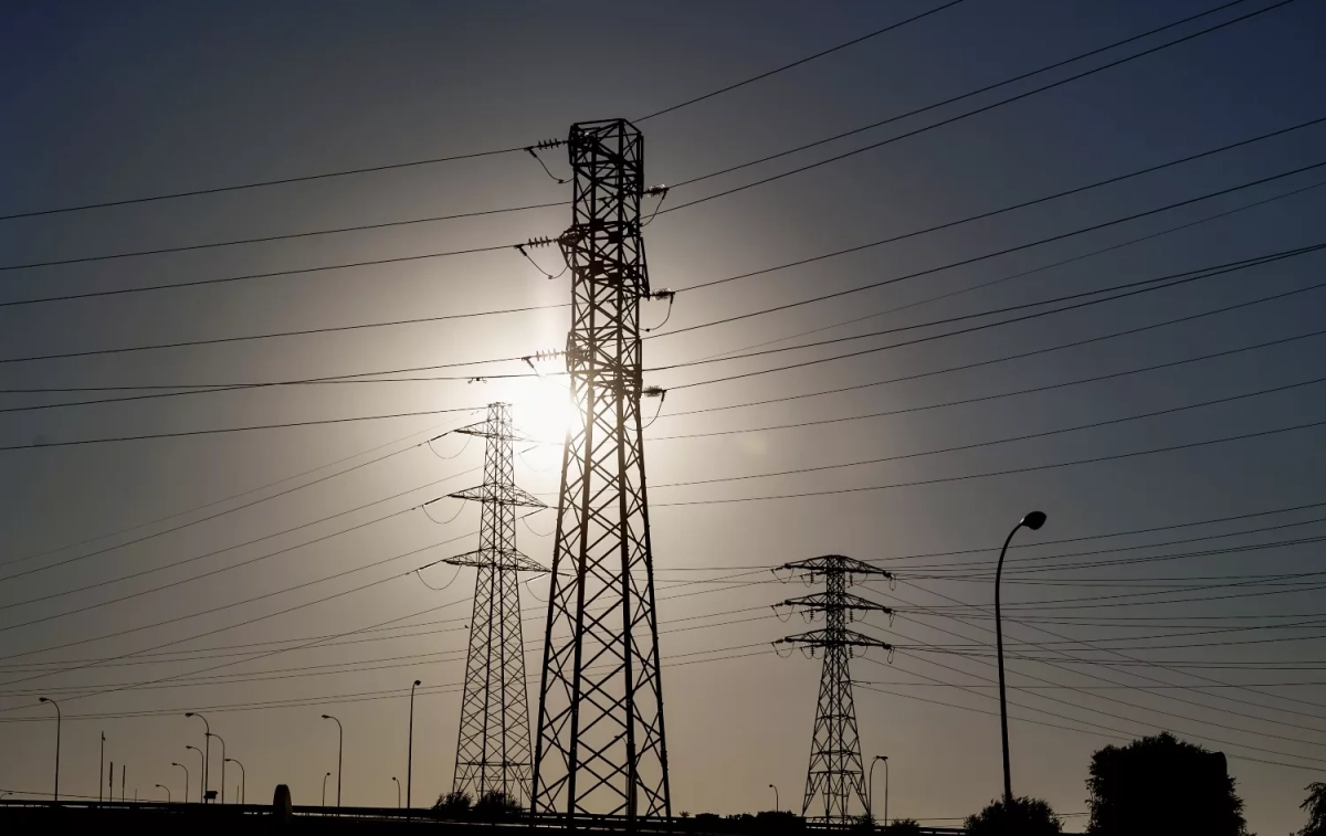 Tendido eléctrico que transporta la luz / EP