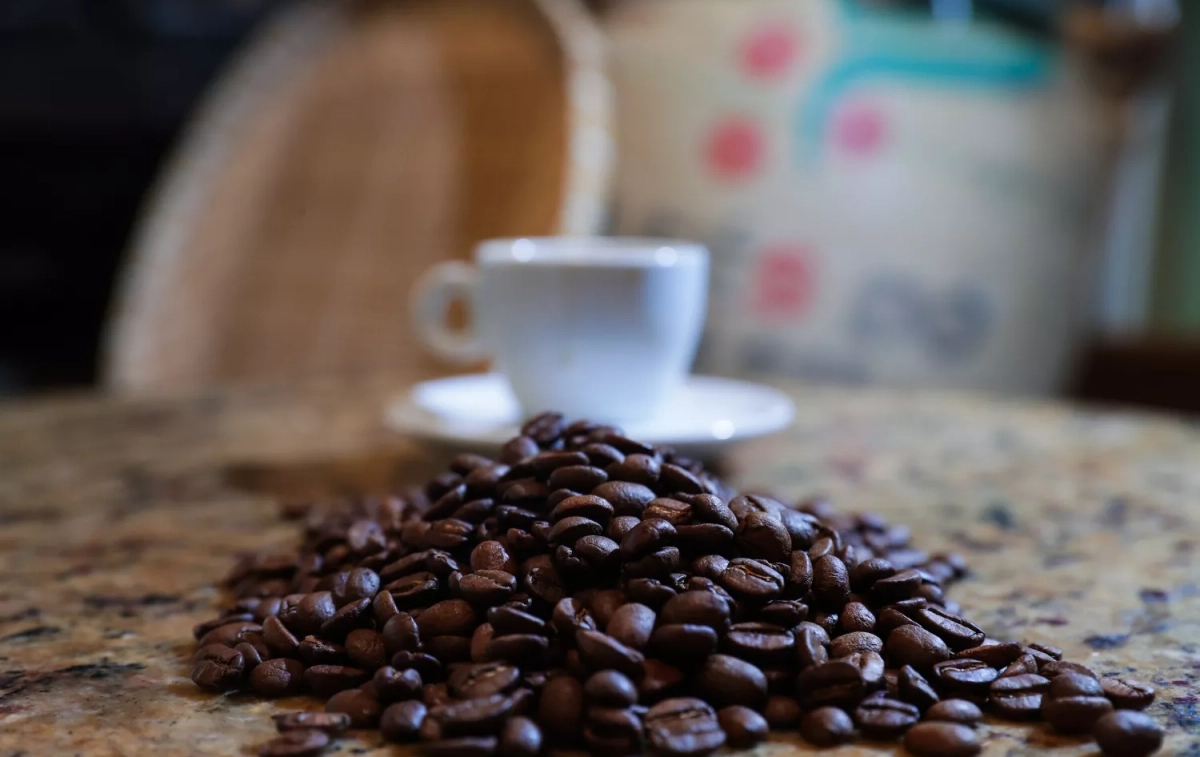 Un taza y granos de café / André Coelho - EFE Un taza y granos de café / André Coelho - EFE