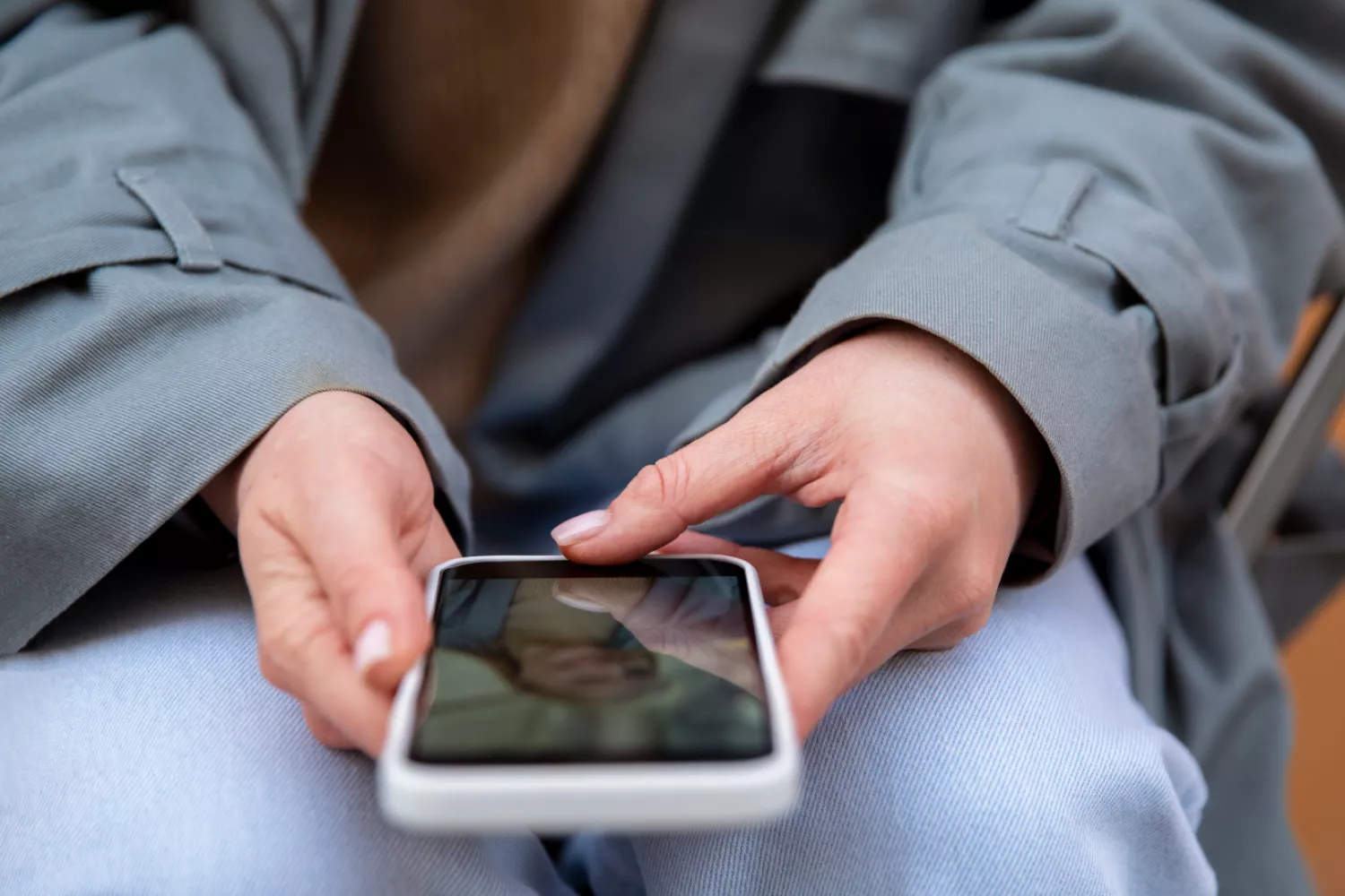 Una persona mira su móvil / FREEPIK Una persona mira su móvil / FREEPIK