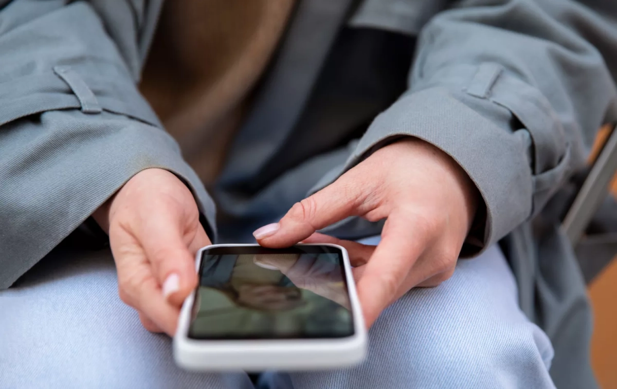 Una persona mira su móvil / FREEPIK Una persona mira su móvil / FREEPIK