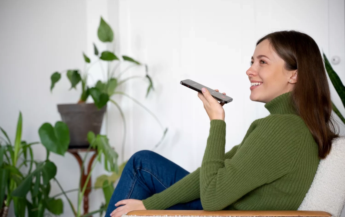 Una chica graba un audio de WhatsApp / FREEPIK Una chica graba un audio de WhatsApp / FREEPIK