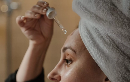 Una mujer utiliza un sérum facial de L'Oréal / PEXELS