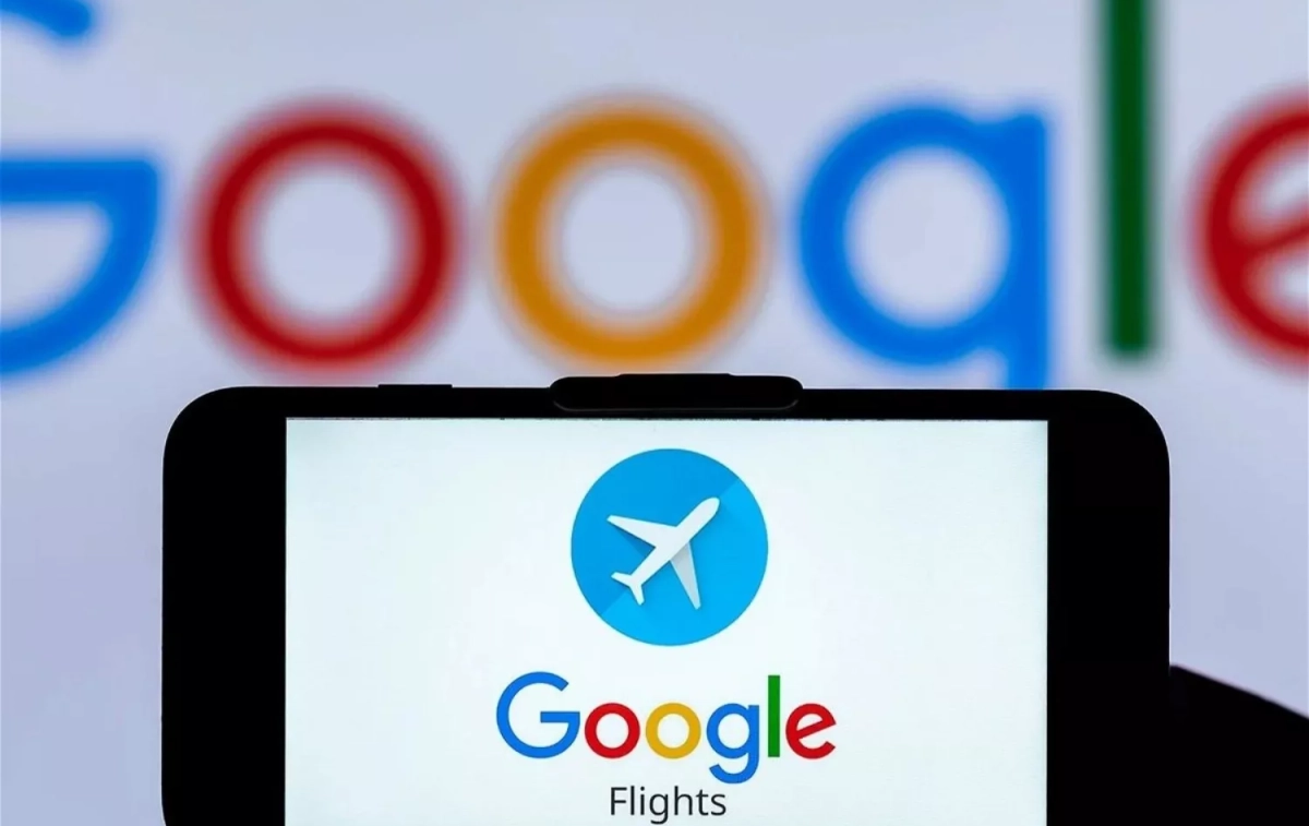 Móvil con el logotipo de Google Flights en la pantalla Móvil con el logotipo de Google Flights en la pantalla