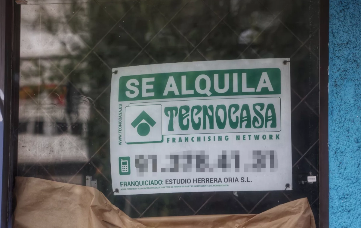 Cartel de 'Se alquila' en una vivienda / RICARDO RUBIO - EUROPA PRESS