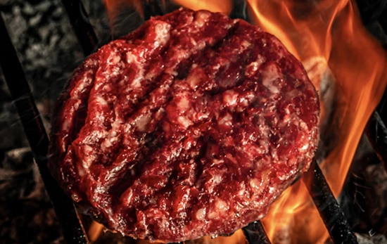Una hamburguesa de carne madurada a la parrilla / PUJOL'S Una hamburguesa de carne madurada a la parrilla / PUJOL'S