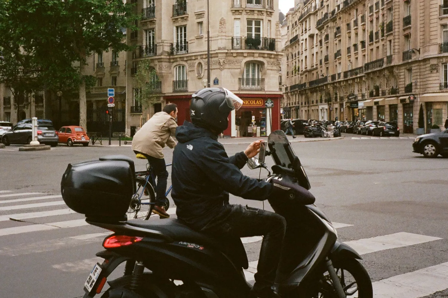 Una persona en moto por la ciudad / PEXELS Una persona en moto por la ciudad / PEXELS