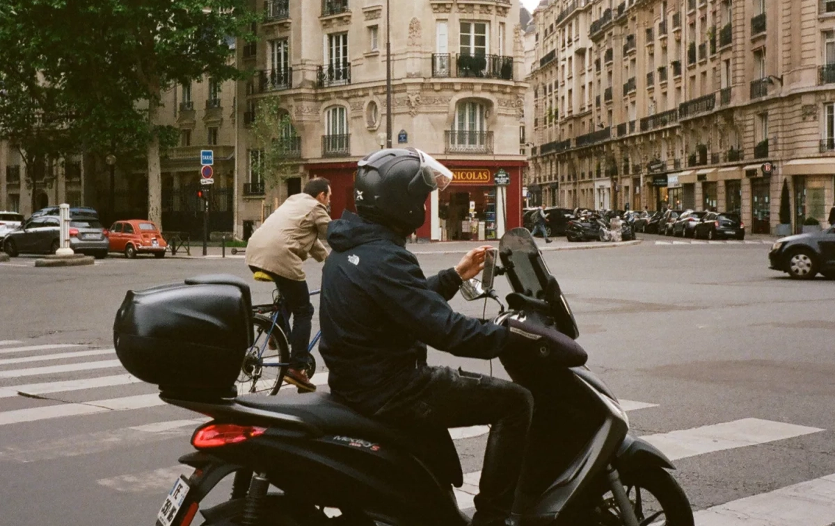 Una persona en moto por la ciudad / PEXELS