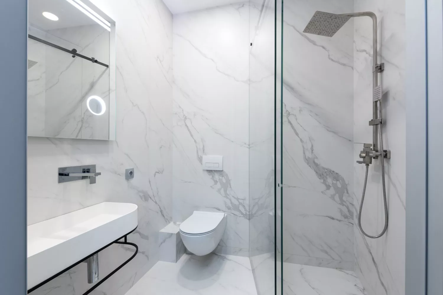 Un baño con mampara   PEXELS