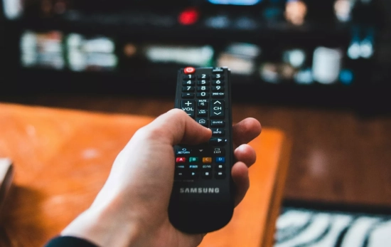 Una persona viendo su televisión / UNSPLASH Una persona viendo su televisión / UNSPLASH