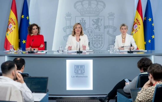 La vicepresidenta primera y ministra de Hacienda, María Jesús Montero; la ministra Portavoz, Pilar Alegría, y la vicepresidenta segunda y ministra de Trabajo y Economía Social, Yolanda Díaz / EP La vicepresidenta primera y ministra de Hacienda, María Jesús Montero; la ministra Portavoz, Pilar Alegría, y la vicepresidenta segunda y ministra de Trabajo y Economía Social, Yolanda Díaz / EP