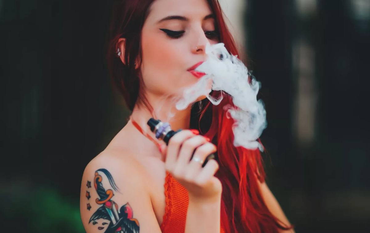 Una chica con un cigarrillo electrónico / PEXELS