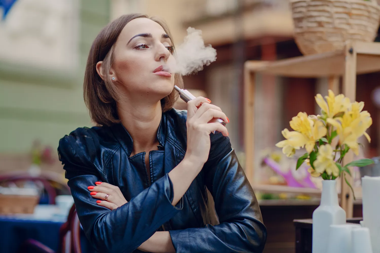 Una chica con uno de los vapeadores más comunes / FREEPIK - @prostooleh Una chica con uno de los vapeadores más comunes / FREEPIK - @prostooleh