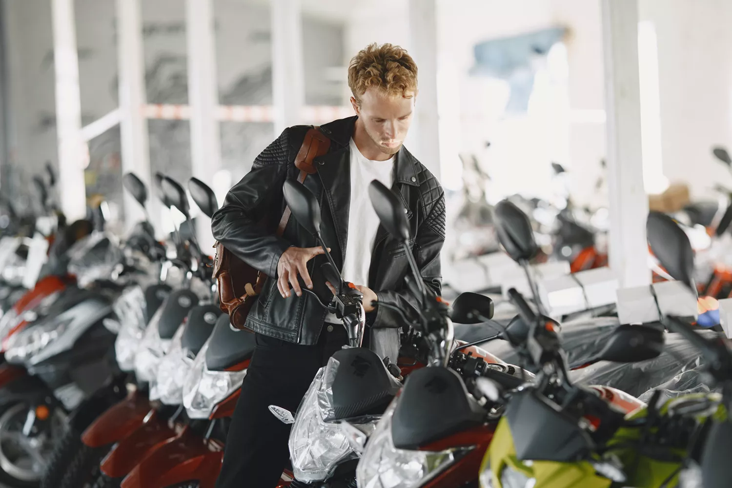 Un chico en un concesionario se dispone a comprar una moto / PEXELS Un chico en un concesionario se dispone a comprar una moto / PEXELS