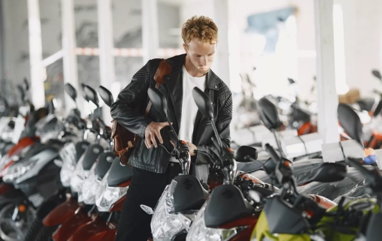 Un chico en un concesionario se dispone a comprar una moto / PEXELS Un chico en un concesionario se dispone a comprar una moto / PEXELS