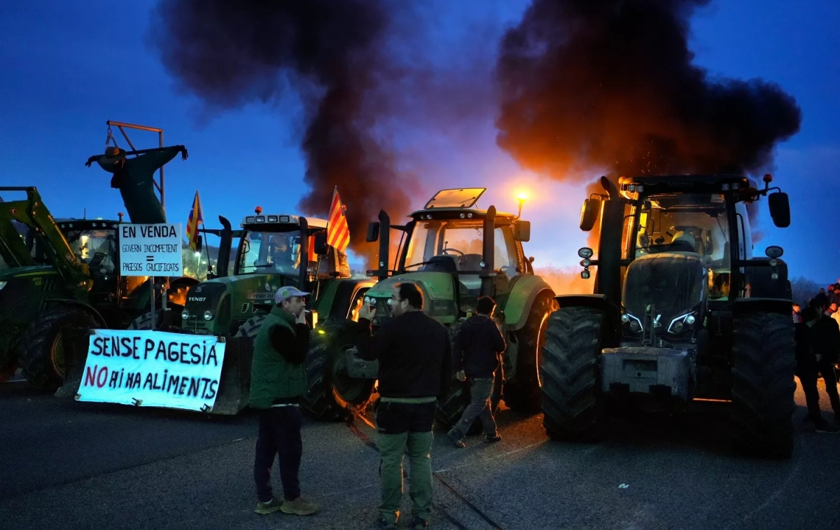 Agricultores de Girona cortan la autopista AP-7 / DAVID BORRAT - EFE