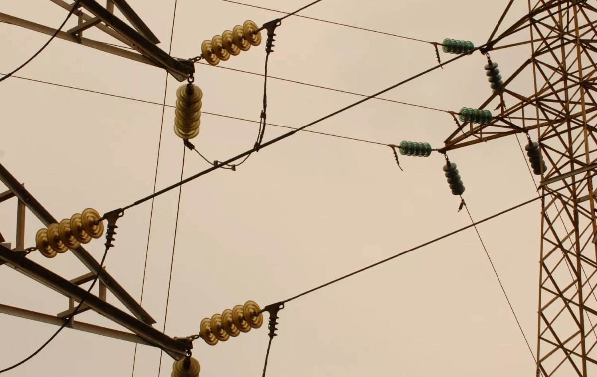 Tendido eléctrico que transporta la luz / EP