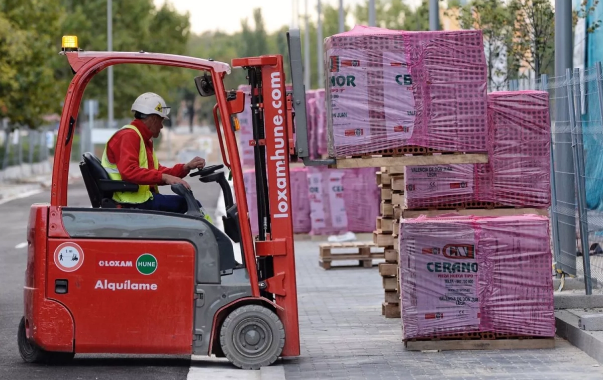 Un trabajador que podría beneficiarse de la subida del Salario Mínimo Interprofesional (SMI) / EFE Un trabajador que podría beneficiarse de la subida del Salario Mínimo Interprofesional (SMI) / EFE