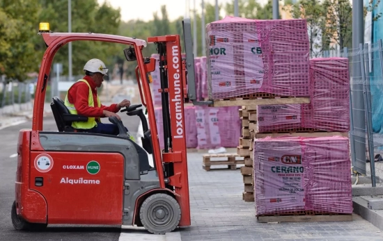 Un trabajador que podría beneficiarse de la subida del Salario Mínimo Interprofesional (SMI) / EFE Un trabajador que podría beneficiarse de la subida del Salario Mínimo Interprofesional (SMI) / EFE