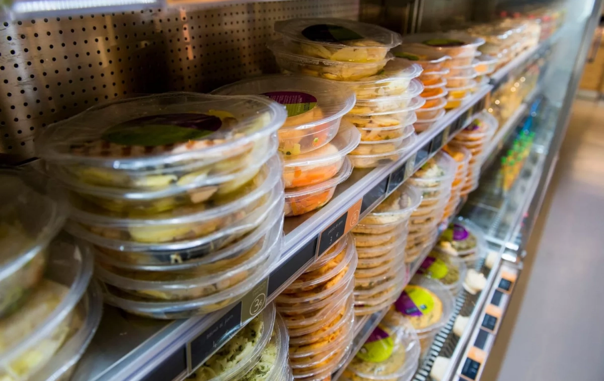 Platos preparados en envases de plástico en un supermercado Platos preparados en envases de plástico en un supermercado