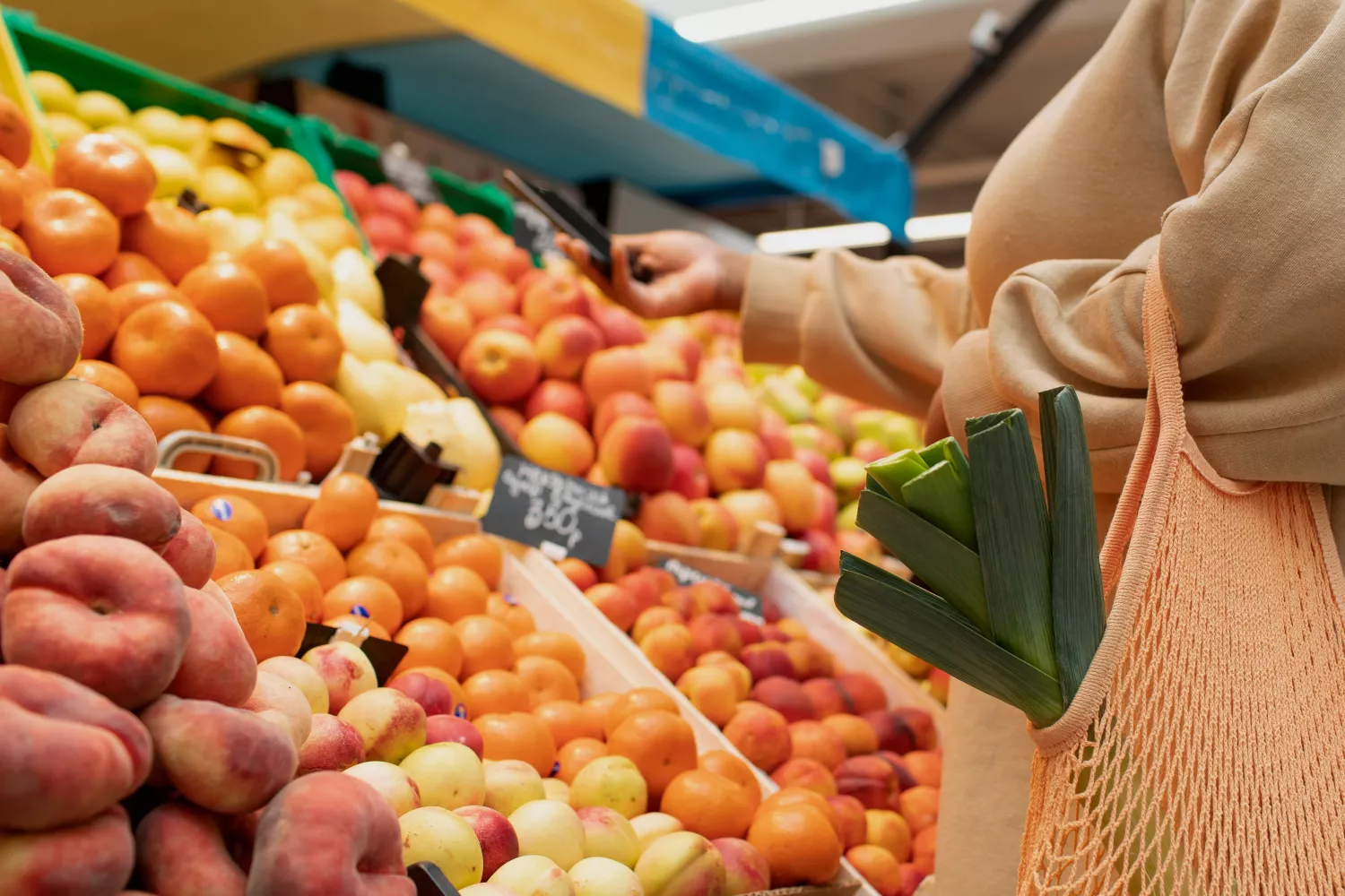 Una mujer compra frutas y verduras / FREEPIK Una mujer compra frutas y verduras / FREEPIK