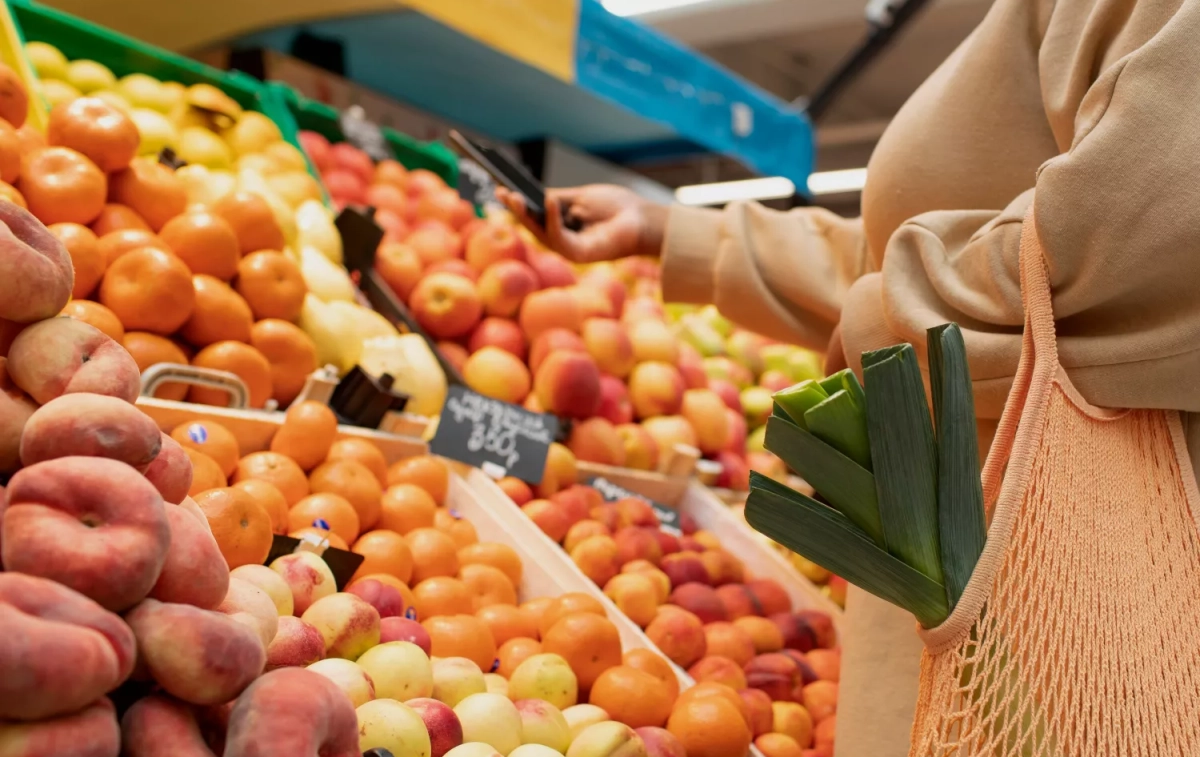 Una mujer compra frutas y verduras / FREEPIK
