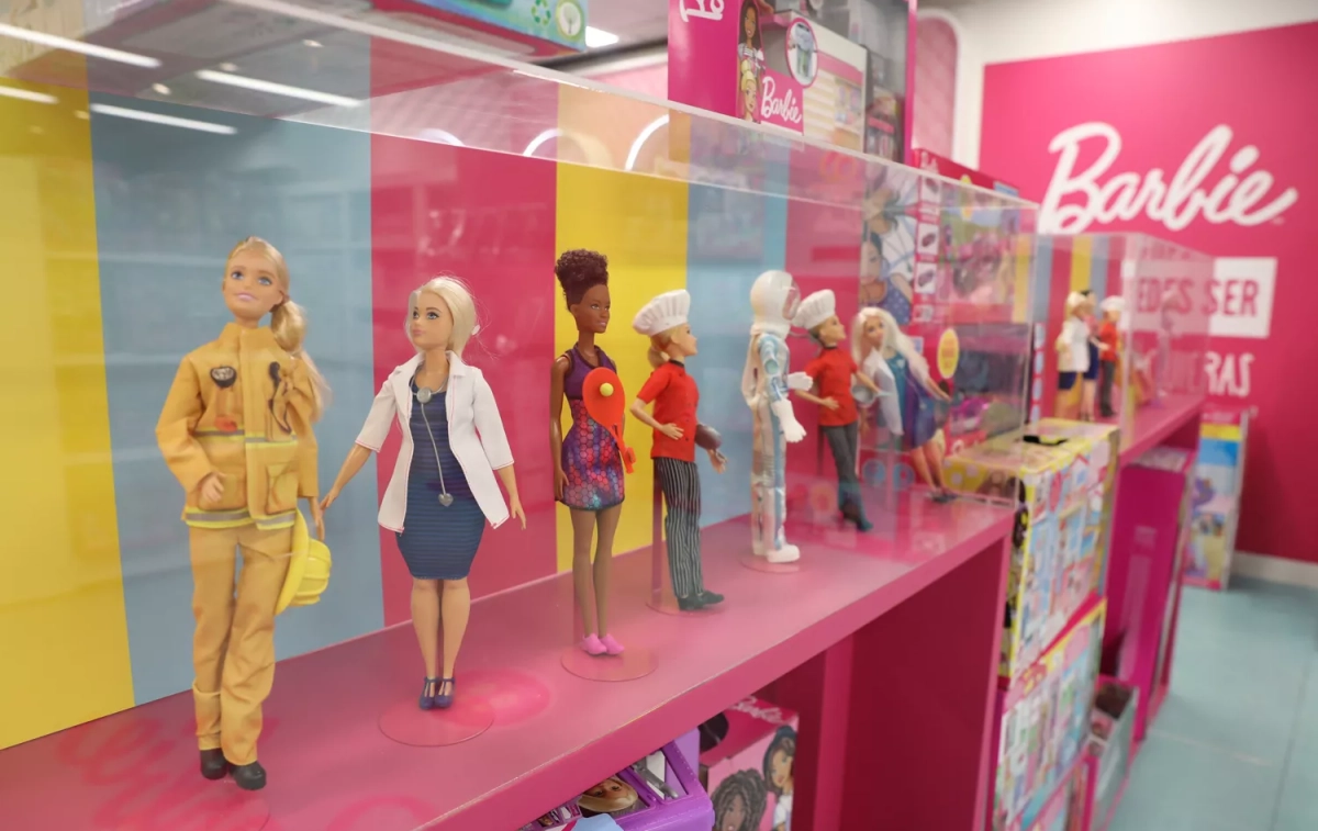 Muñecas de Barbie colocadas en la sección de juguetería infantil de El Corte Inglés de Preciados, en Madrid / MARTA FERNÁNDEZ - EP