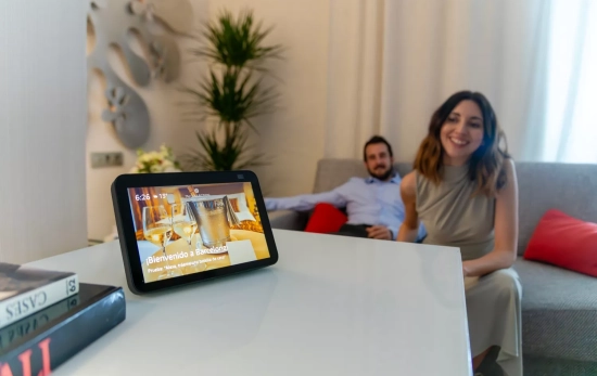 Una pareja hace uso de Alexa en la habitación de un hotel / AMAZON Una pareja hace uso de Alexa en la habitación de un hotel / AMAZON