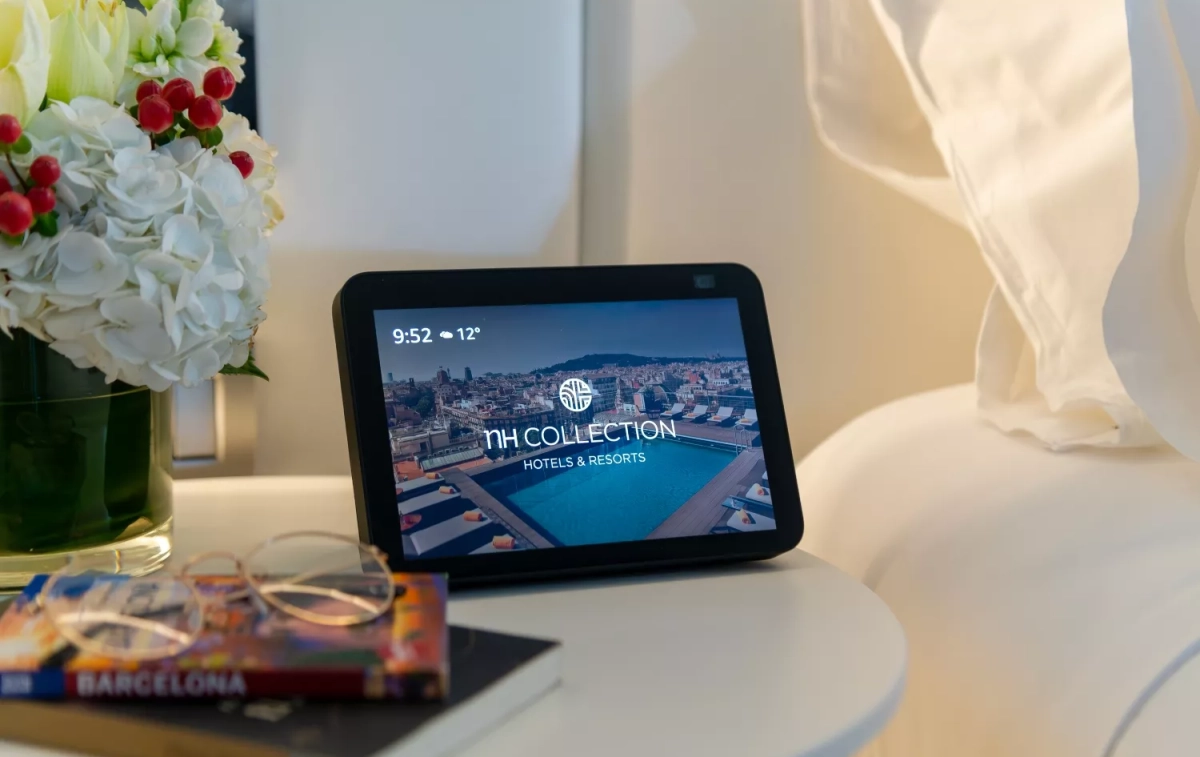 Un dispositivo Alexa en una habitación de hotel / AMAZON