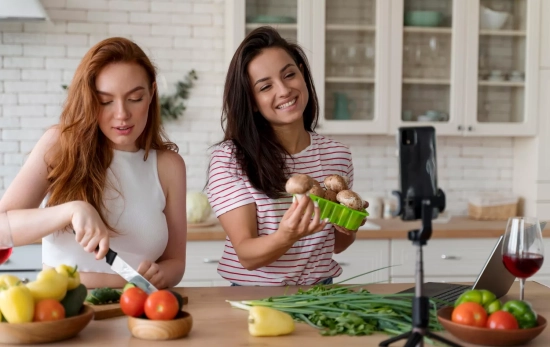 Dos jóvenes cocinan para subir contenido a sus redes sociales / FREEPIK Dos jóvenes cocinan para subir contenido a sus redes sociales / FREEPIK