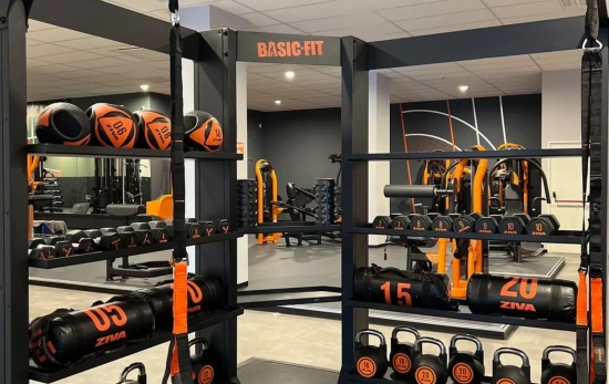 Interior de un gimnasio de Basic Fit / BASIC FIT Interior de un gimnasio de Basic Fit / BASIC FIT