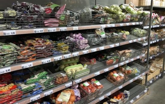 Toda la fruta y verdura envuelta en plástico en uno de los supermercados BonÀrea / TEO CAMINO Toda la fruta y verdura envuelta en plástico en uno de los supermercados BonÀrea / TEO CAMINO