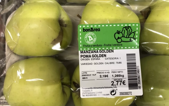 Manzanas en un envase de plástico en BonÀrea / TC Manzanas en un envase de plástico en BonÀrea / TC