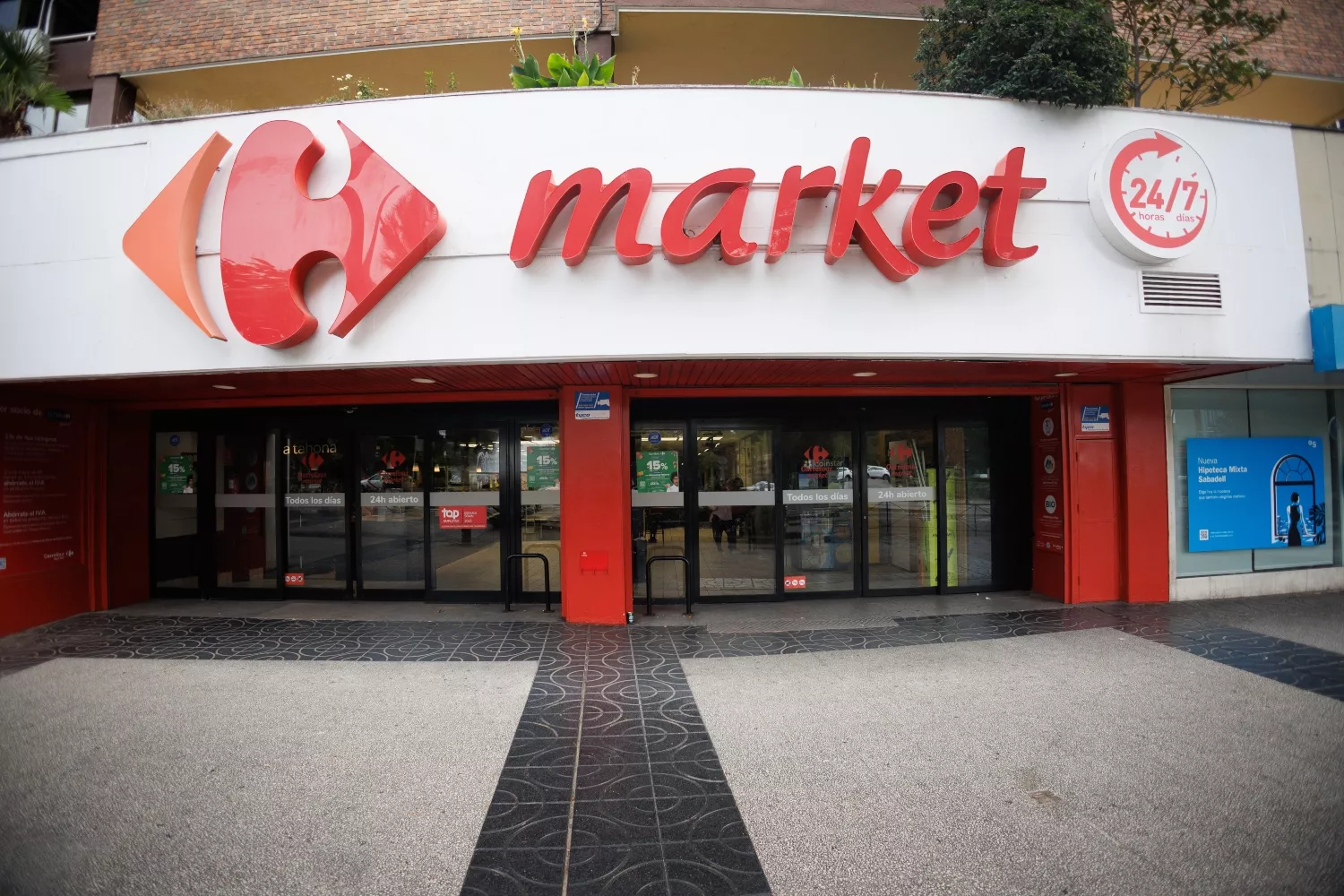 Fachada de un supermercado Carrefour Market / Eduardo Parra - EP