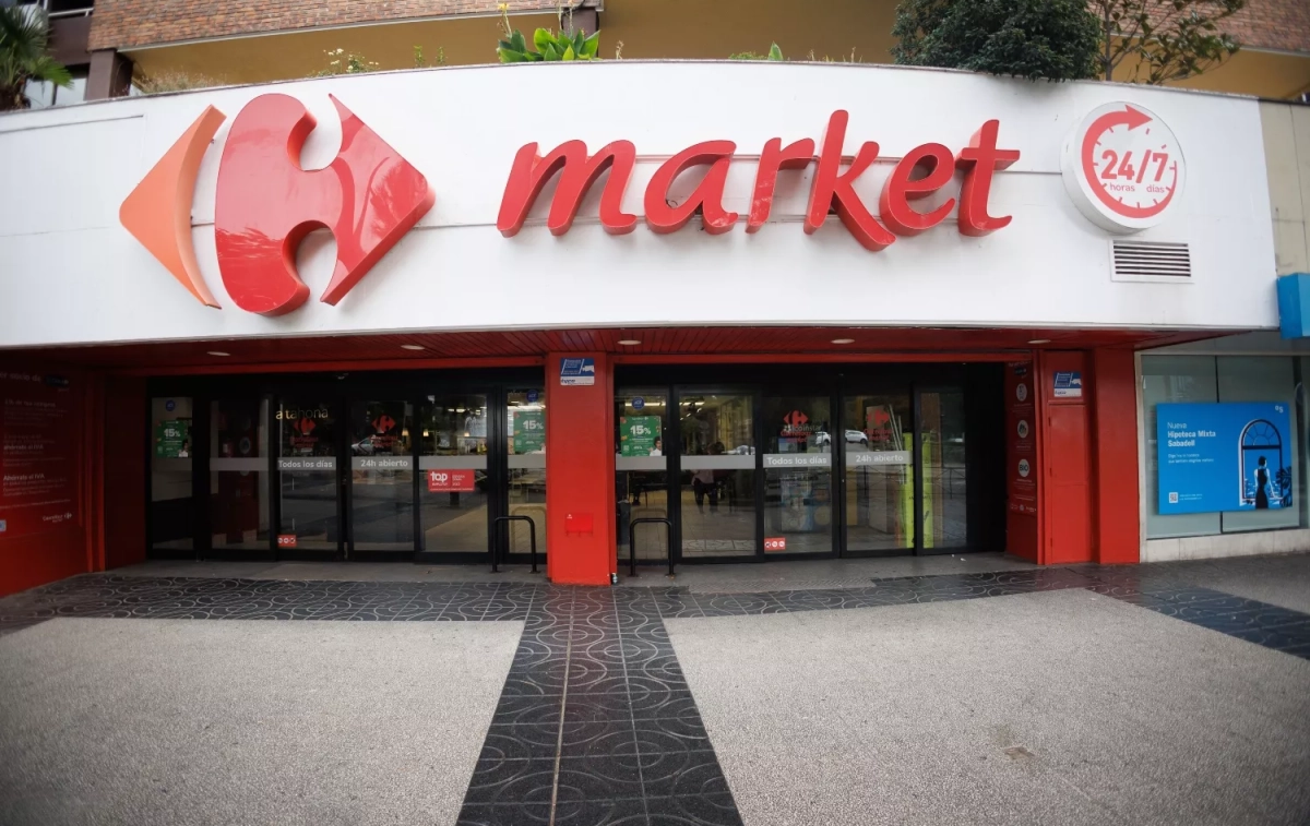 Fachada de un supermercado Carrefour Market / Eduardo Parra - EP Fachada de un supermercado Carrefour Market / Eduardo Parra - EP