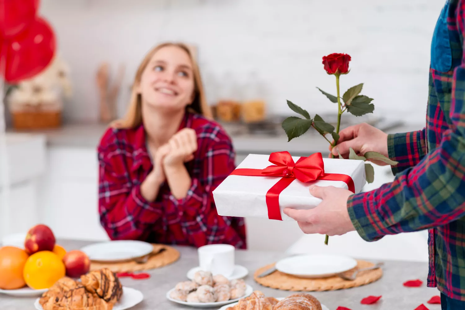 Un hombre regala a su pareja bombones en San Valentín / FREEPIK Un hombre regala a su pareja bombones en San Valentín / FREEPIK
