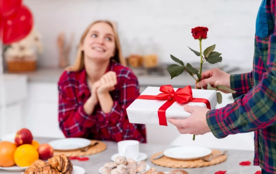 Un hombre regala a su pareja bombones en San Valentín / FREEPIK Un hombre regala a su pareja bombones en San Valentín / FREEPIK