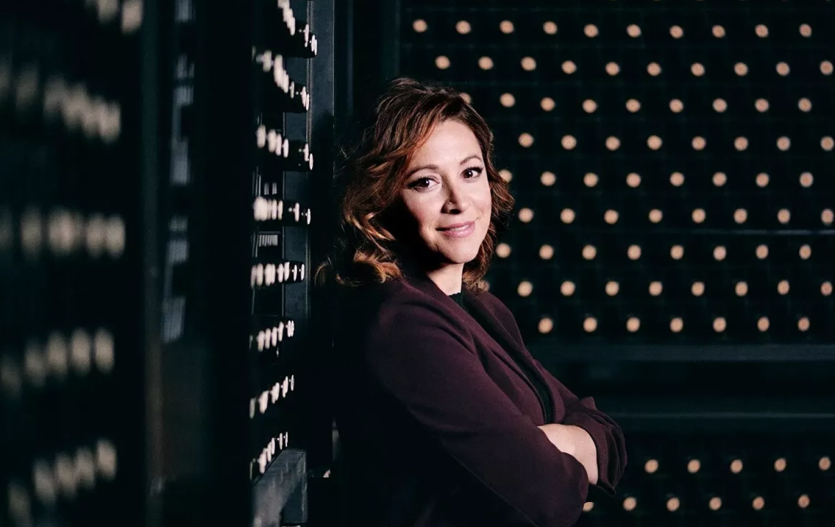 La enóloga Almudena Alberca, Master of Wine, rodeada de vinos / CEDIDA