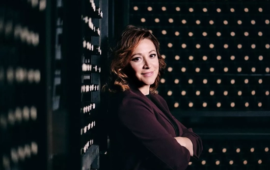 La enóloga Almudena Alberca, Master of Wine, rodeada de vinos / CEDIDA La enóloga Almudena Alberca, Master of Wine, rodeada de vinos / CEDIDA