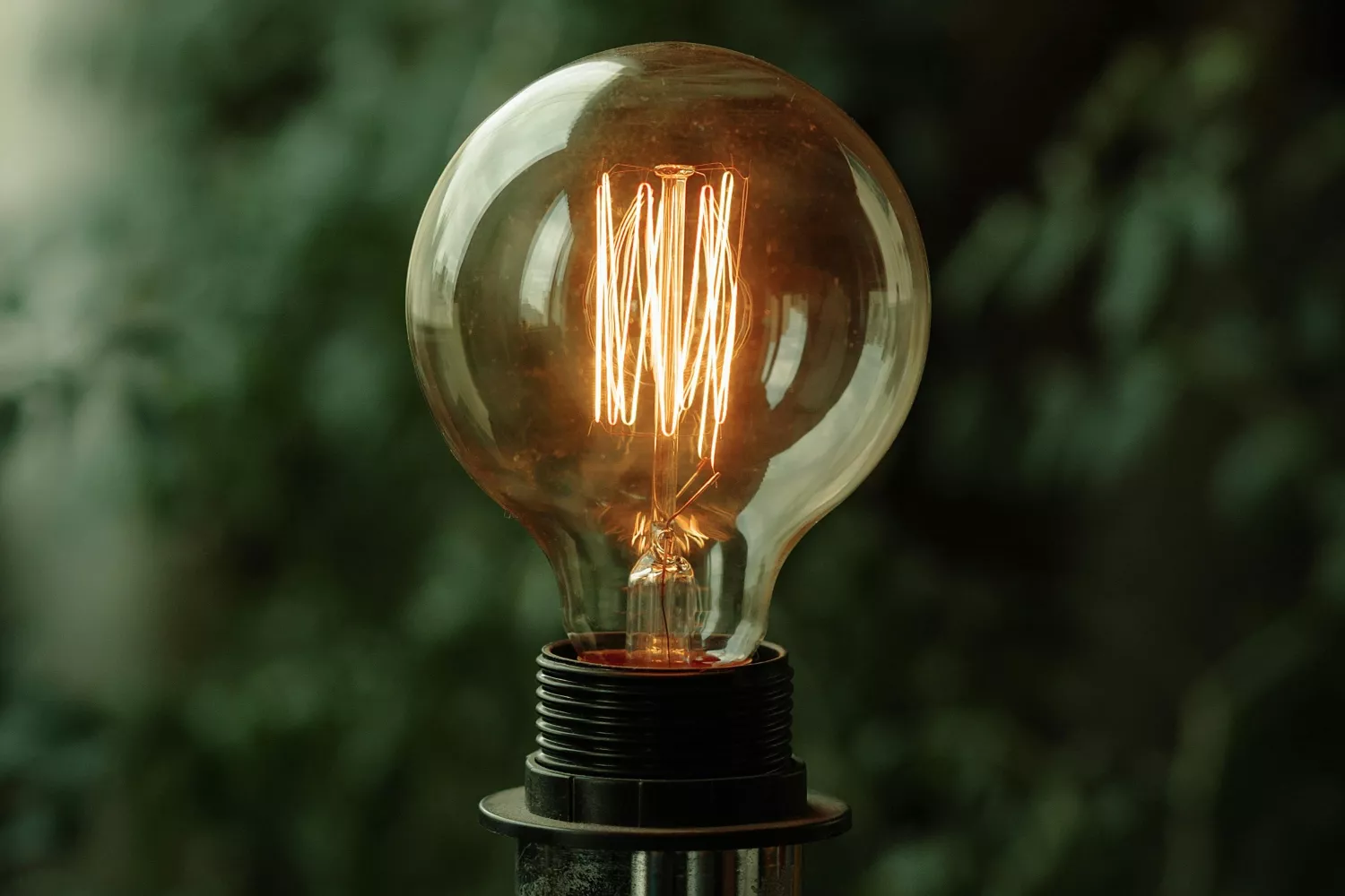 Una bombilla que da luz   PEXELS