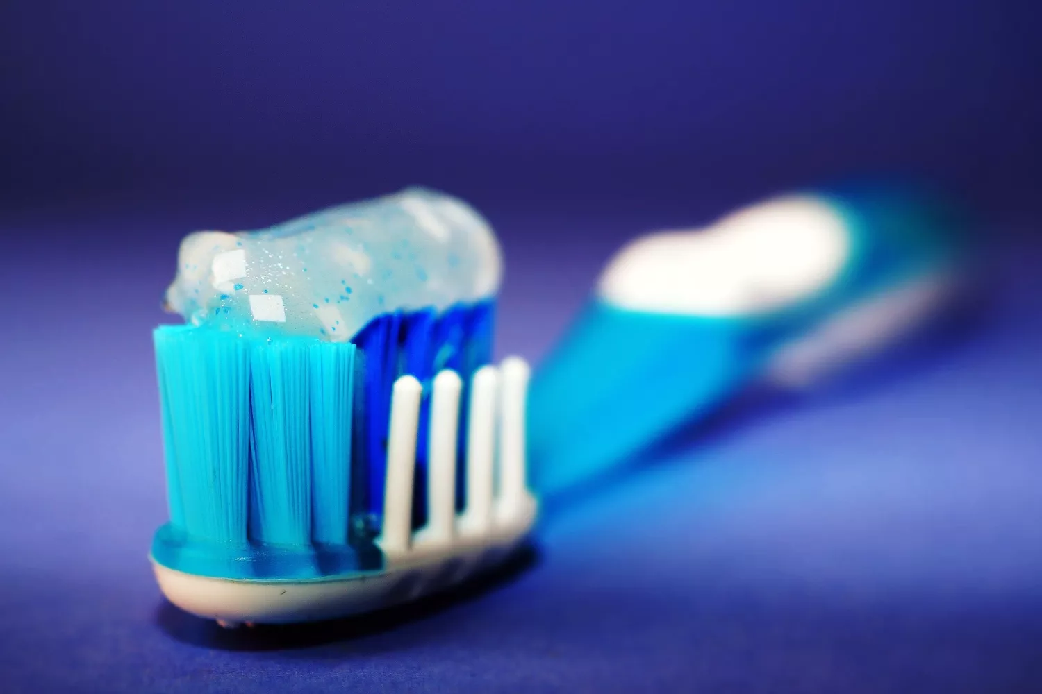 Un cepillo con una de las mejores marcas de pasta de dientes / PEXELS